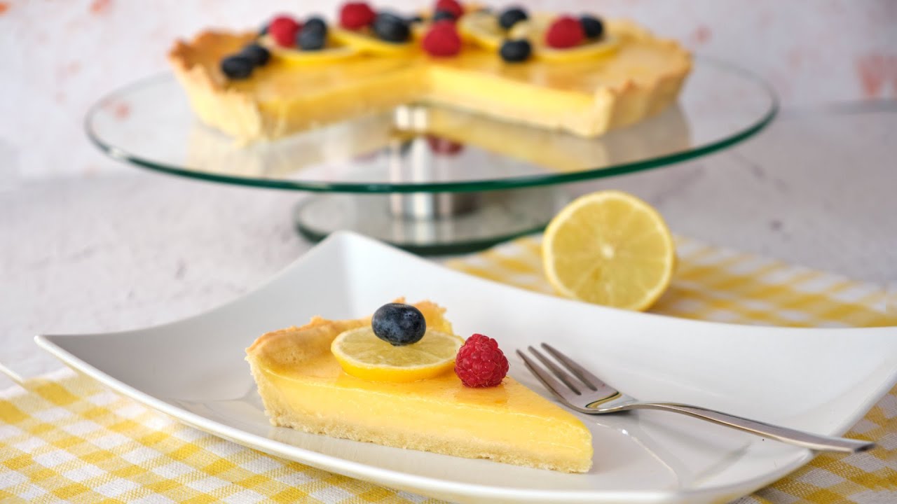 Sitruunamousse-torttu: resepti, jossa yhdistyvät sitrushedelmien raikkaus ja keksin makeus.