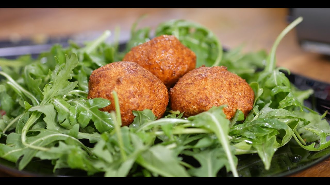 Kuinka valmistaa kalakroketit: yksinkertaisin vaiheittainen ohje tämän klassisen hoki-alkupalan valmistamiseen.)