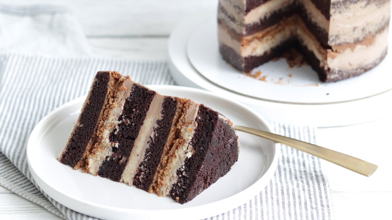 Suklaa-pähkinäkakku muutamassa vaiheessa: helppo resepti keksipohjalla.