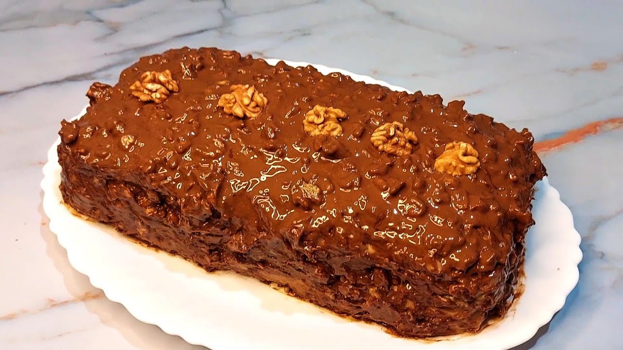 Suklaa-pähkinäkakku muutamassa vaiheessa: helppo resepti keksipohjalla.
