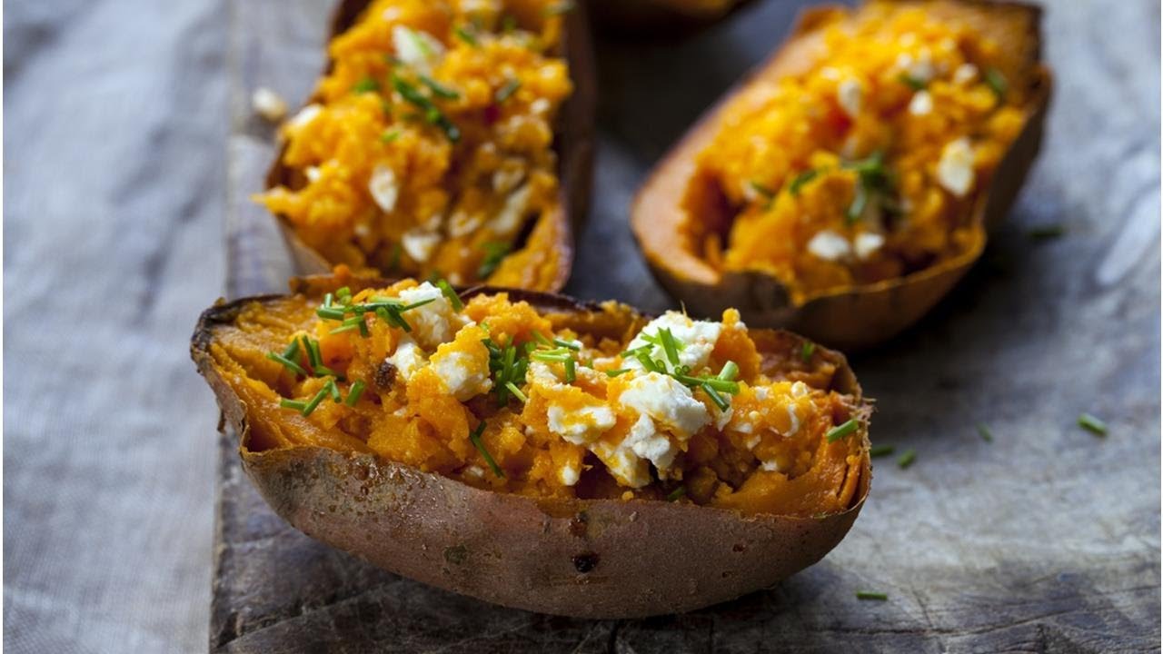 Uunissa paistettu bataatti, täytetty vihanneksilla: omaperäinen resepti, jonka makea maku sopii erinomaisesti terveelliseen illalliseen.