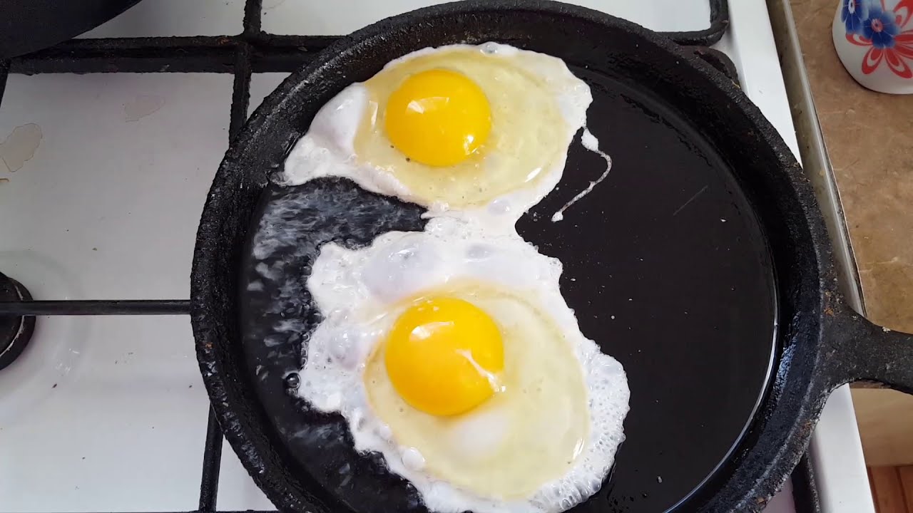 Miksi on suositeltavaa lisätä etikkaa pannulle munia paistaessa, ja mikä on sen tarkoitus?