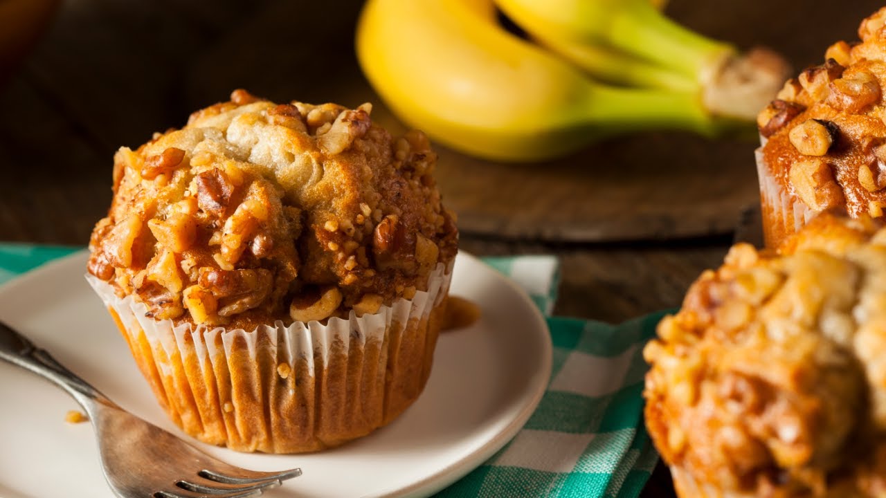 Banaanilla, kaurapuurolla ja pähkinöillä täytetyt muffinit, gluteenittomat ja sokerittomat.