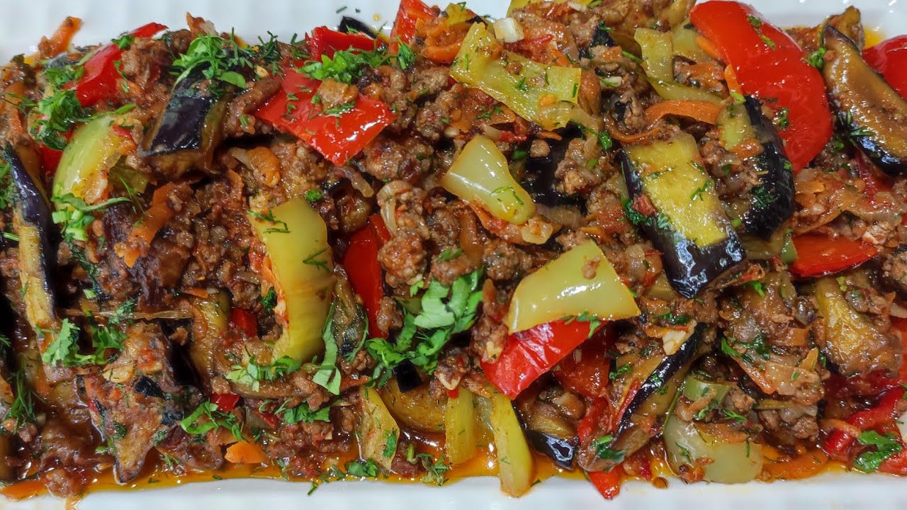 Lämmin ruoka, joka on täynnä makuja ja tekstuureja.