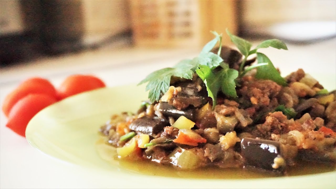 Lämmin ruoka, joka on täynnä makuja ja tekstuureja.