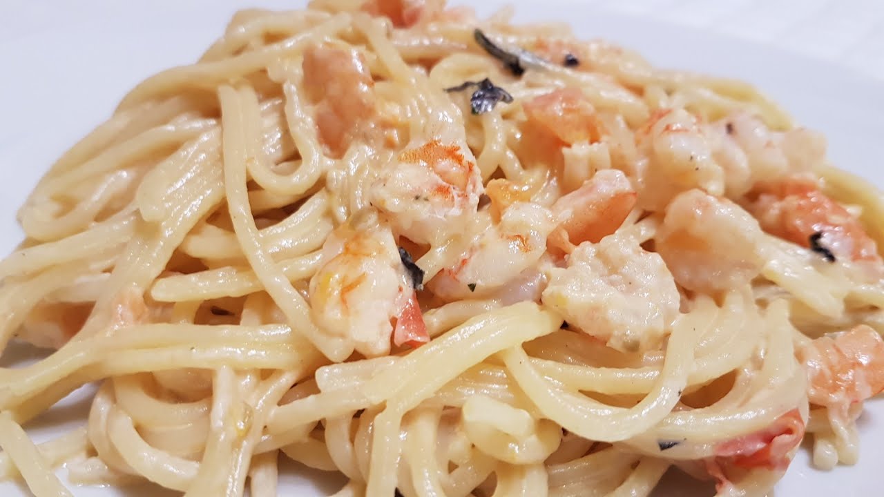 Kermainen pasta katkaravuilla: sitruunalla, basilikan ja pienellä määrällä valkoviiniä.