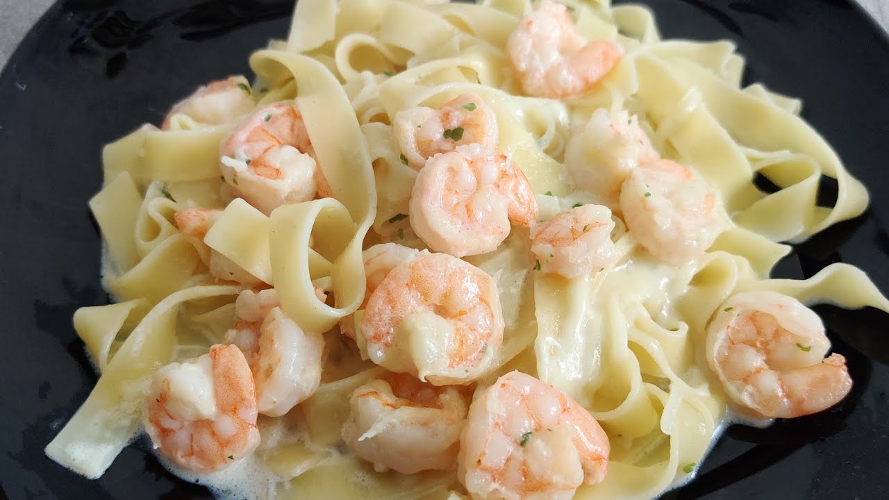 Kermainen pasta katkaravuilla: sitruunalla, basilikan ja pienellä määrällä valkoviiniä.