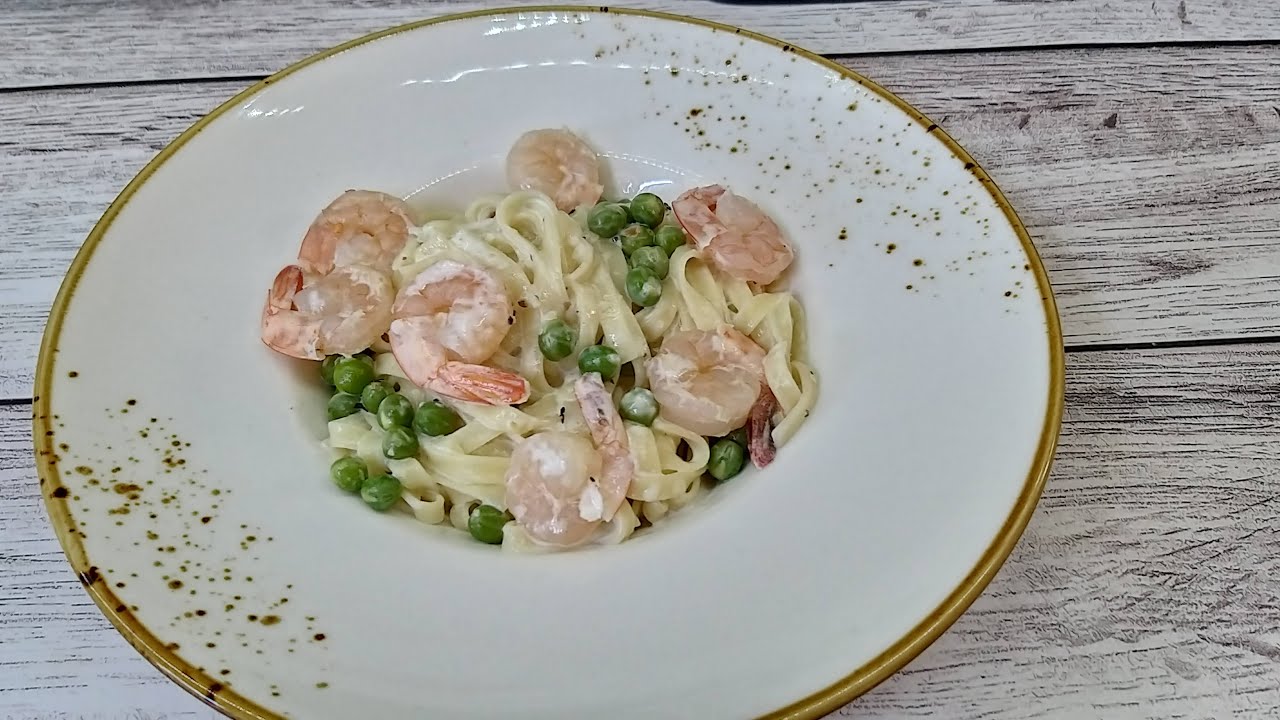 Kermainen pasta katkaravuilla: sitruunalla, basilikan ja pienellä määrällä valkoviiniä.