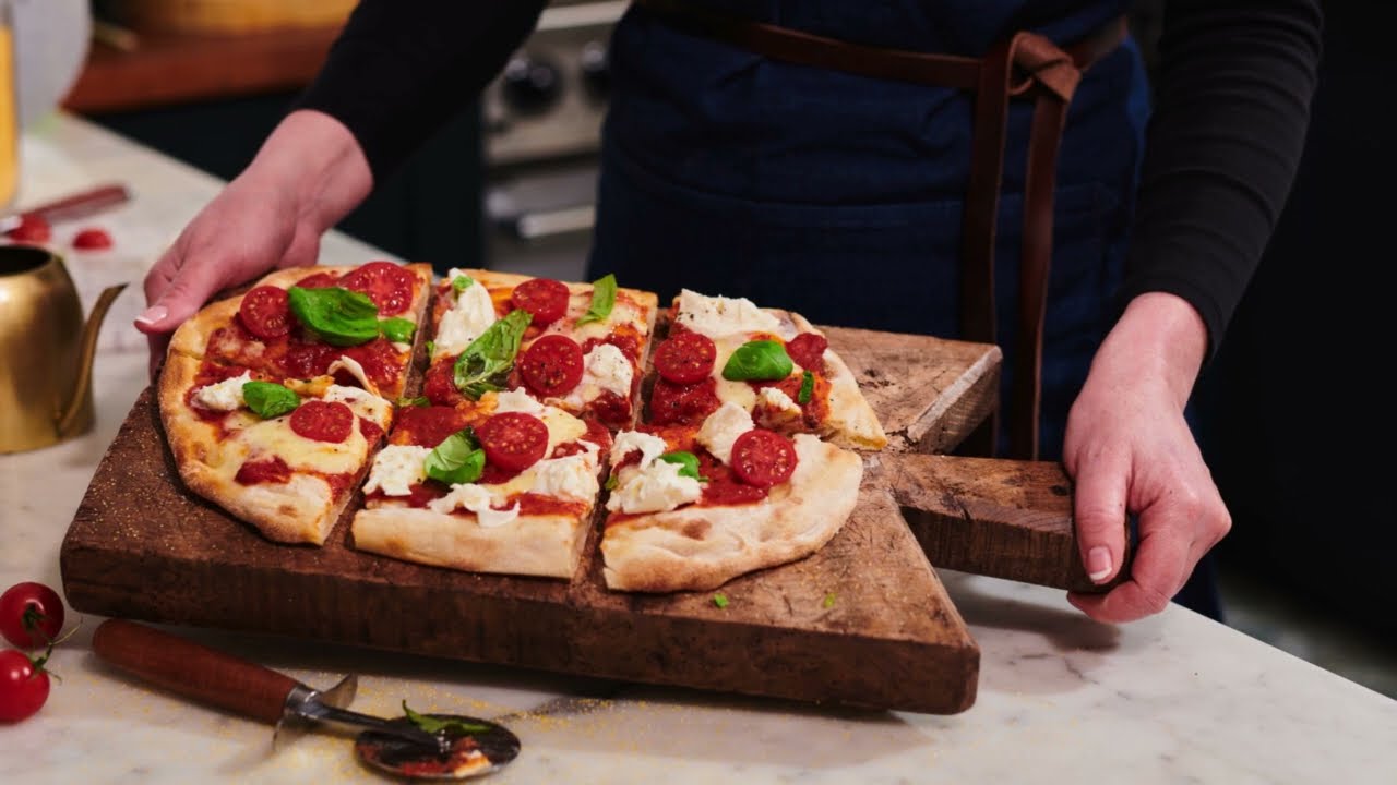 Pinsa burratalla: rapea kuori, tuoreet tomaatit ja pesto – suoraan uunista.