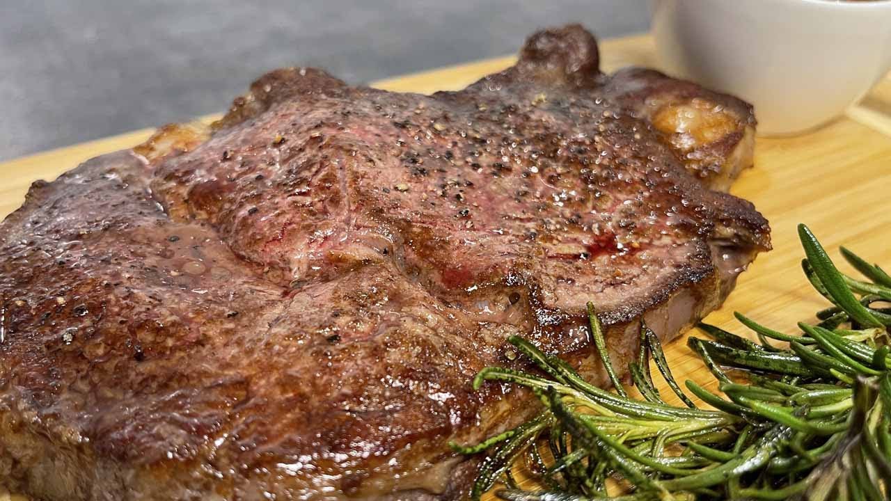 Grillattu naudanlihapihvi chimichurri-kastikkeella – mehukas 6 minuutissa.