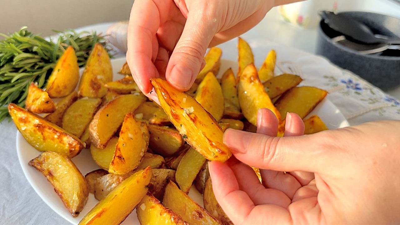 Uunissa paistettu peruna: rapea kuori yksinkertaisen tempun ansiosta.