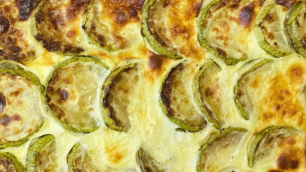 Zucchini-milfey uunissa: helppo, kermainen resepti, joka valmistuu muutamassa vaiheessa.