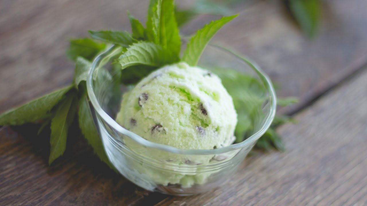 Jälkiruoaksi — virkistävä ja herkullinen kotitekoinen jäätelö mintulla ja suklaamurulla.