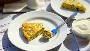 Zucchini-milfey uunissa: helppo, kermainen resepti, joka valmistuu muutamassa vaiheessa.