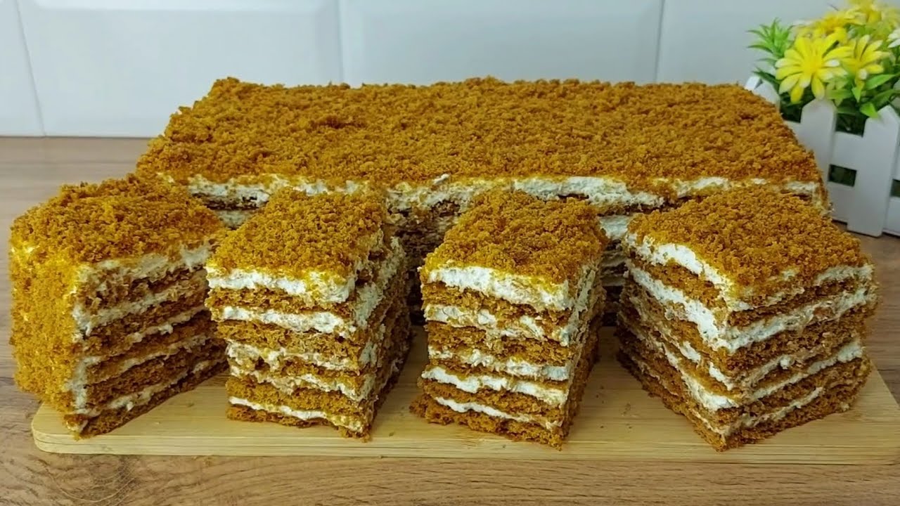 Karamellimakuinen hunajakakku on nyt kirkkaampi ja mehevämpi: hunajaa ja soodaa kuumennettiin, ja kakkujen maku muuttui täyteläiseksi hunajaksi.