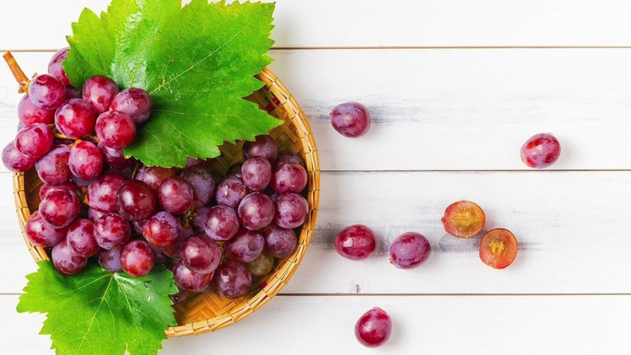 Ei pöydällä eikä muovipusseissa: helppo tapa estää viinirypäleiden pilaantuminen uudenvuodenyönä.