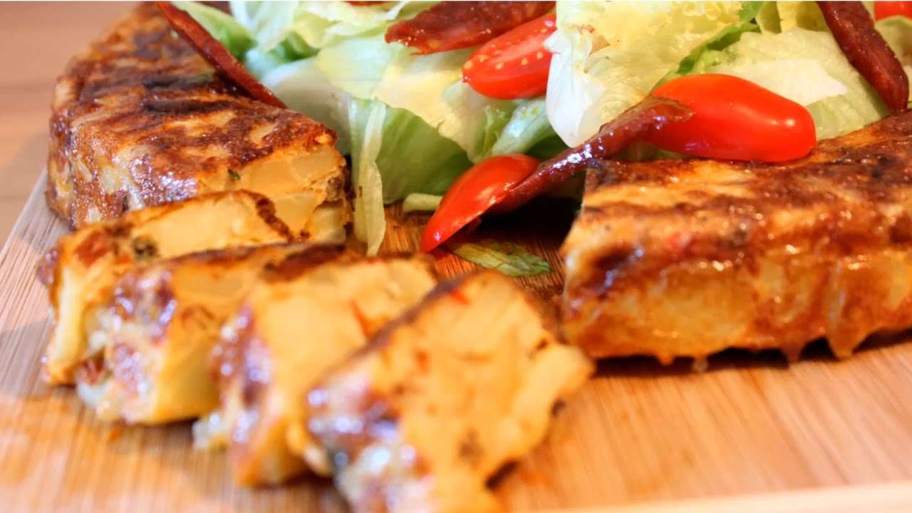 Grillattua lihaa artisokan kermakastikkeella ja kirsikkatomaateilla.