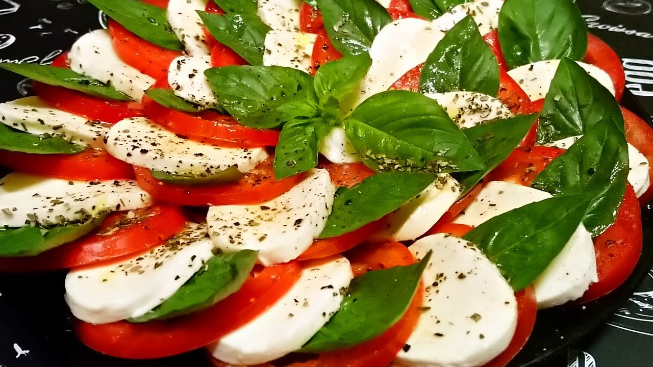 3 ainesosasta valmistettu Caprese-salaatti: valmistusohje, sopii erinomaisesti kuumina päivinä.