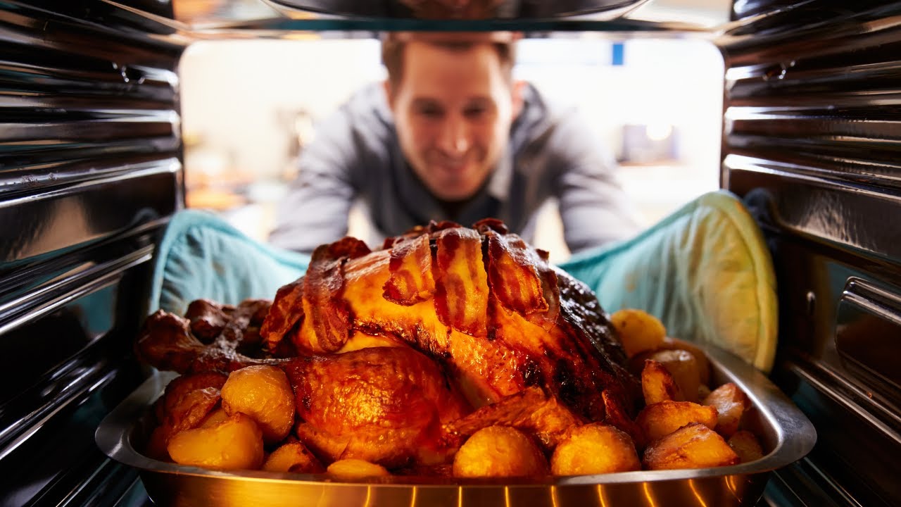 Joulupäivällisten jälkeen uunini on täynnä sotkua. Eräs kokki opetti minulle yhden tempun, jolla sen voi puhdistaa nopeammin.