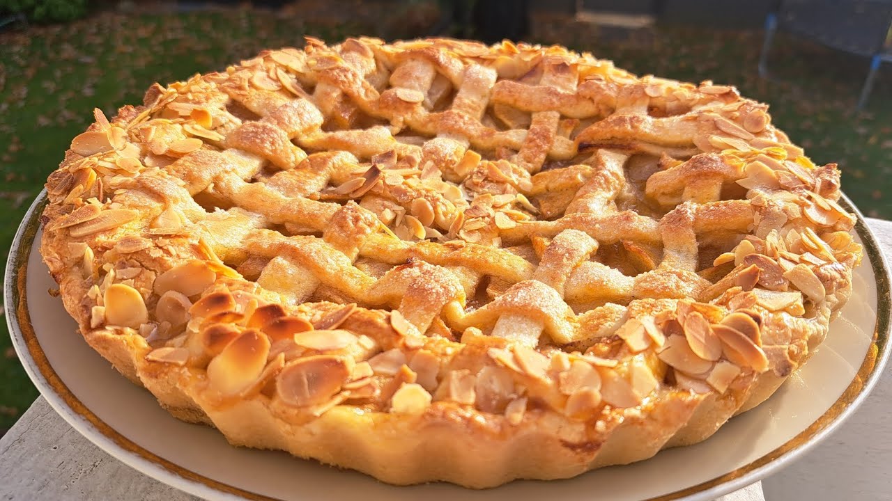 Tiivistan omenamassan omenapiirakkaa varten kuin kondiittori. Ainesosien suhde on vain 1:1, eikä täyte valu ulos.