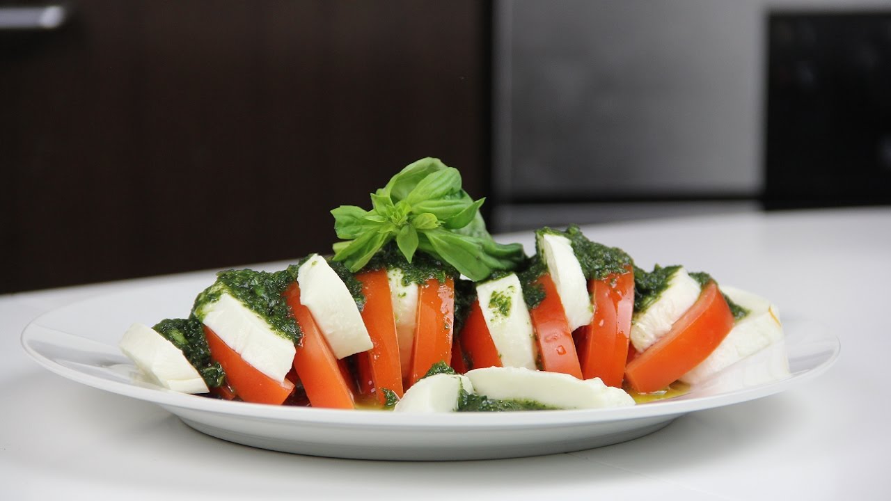 3 ainesosasta valmistettu Caprese-salaatti: valmistusohje, sopii erinomaisesti kuumina päivinä.