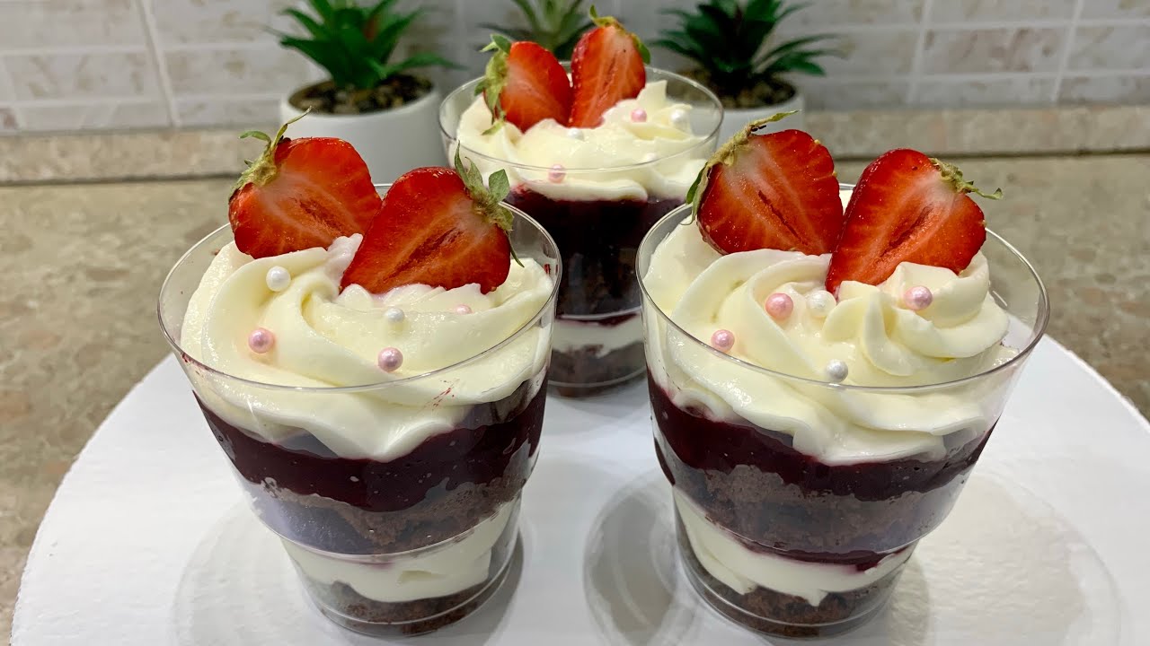 ”Trifle” chantilly-kermalla, suklaakeksillä ja punaisilla marjoilla.