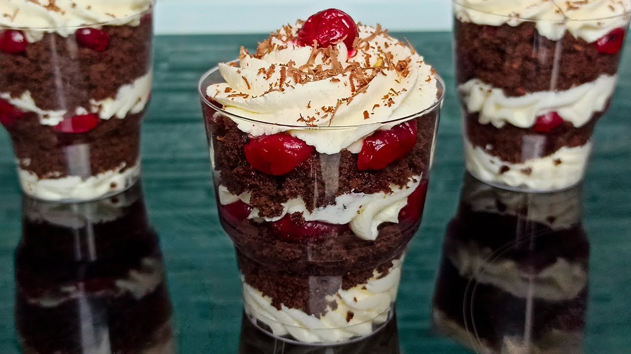 ”Trifle” chantilly-kermalla, suklaakeksillä ja punaisilla marjoilla.