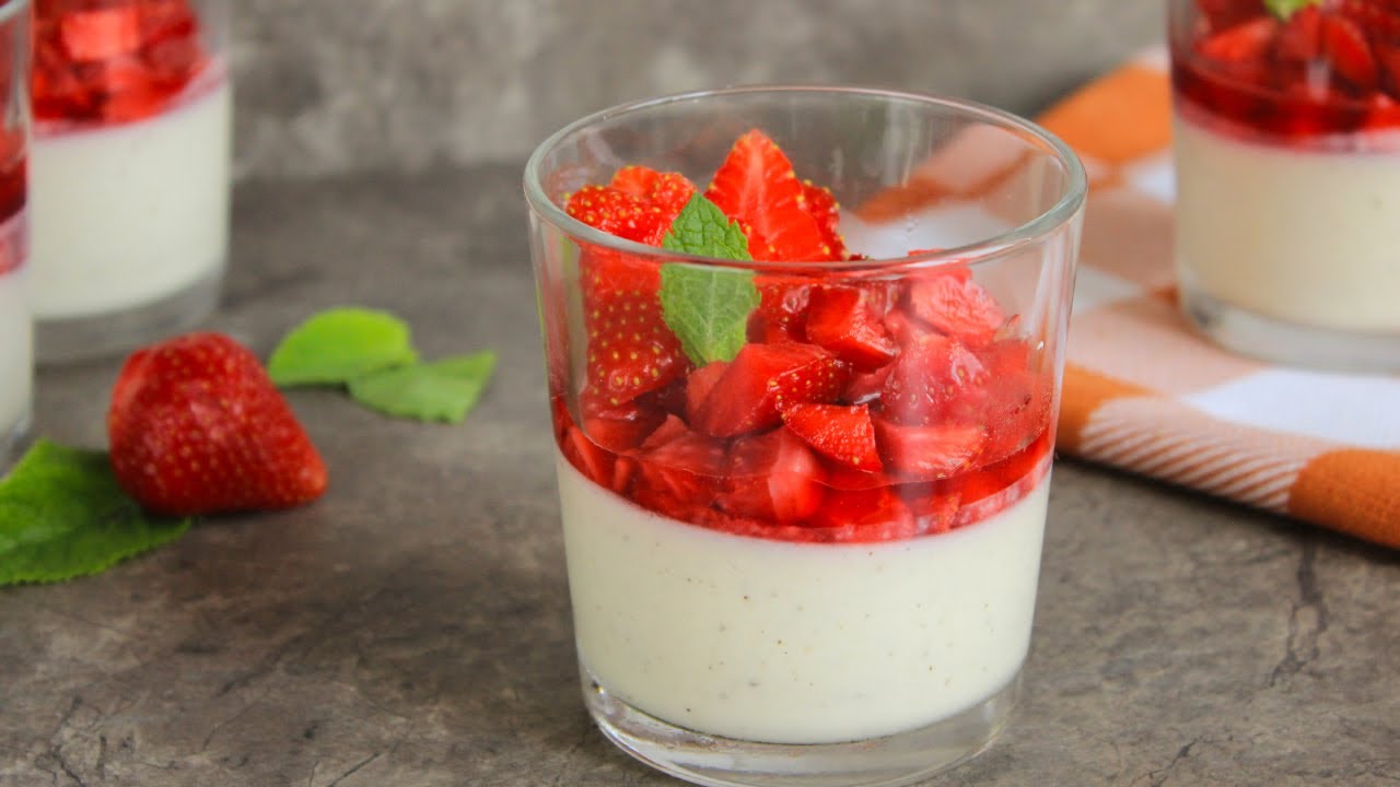 Klassinen vaniljainen panna cotta mansikoilla – valmistettu vain muutamasta ainesosasta.