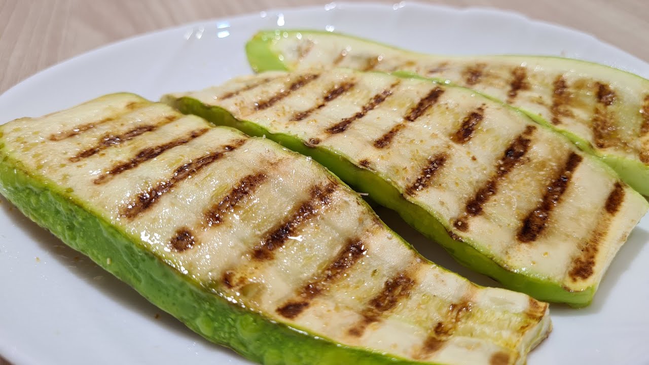 Paistetut kesäkurpitsat. Hyödyllinen ja helppo resepti lisukkeeksi.