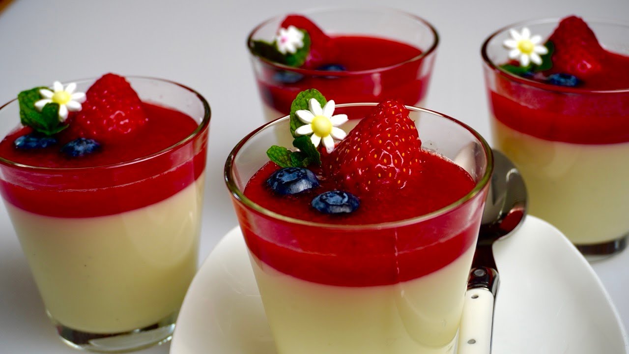 Klassinen vaniljainen panna cotta mansikoilla – valmistettu vain muutamasta ainesosasta.