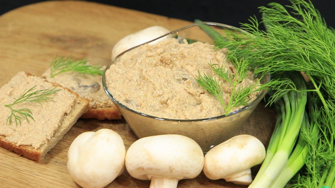 Hienonnan sen tehosekoittimessa ja levitän leivälle. Tämä tahna sopii erinomaisesti aamiaiseksi.