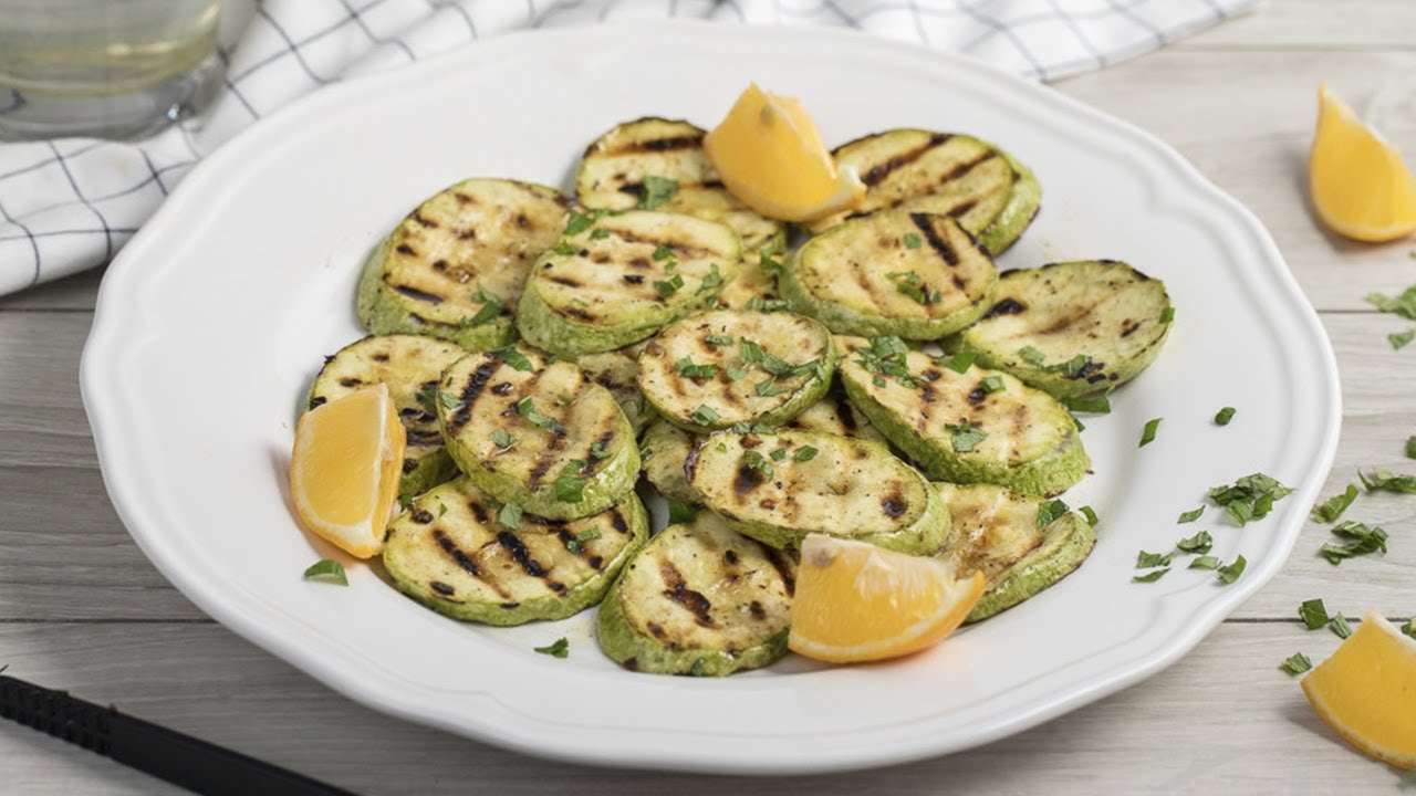 Paistetut kesäkurpitsat. Hyödyllinen ja helppo resepti lisukkeeksi.