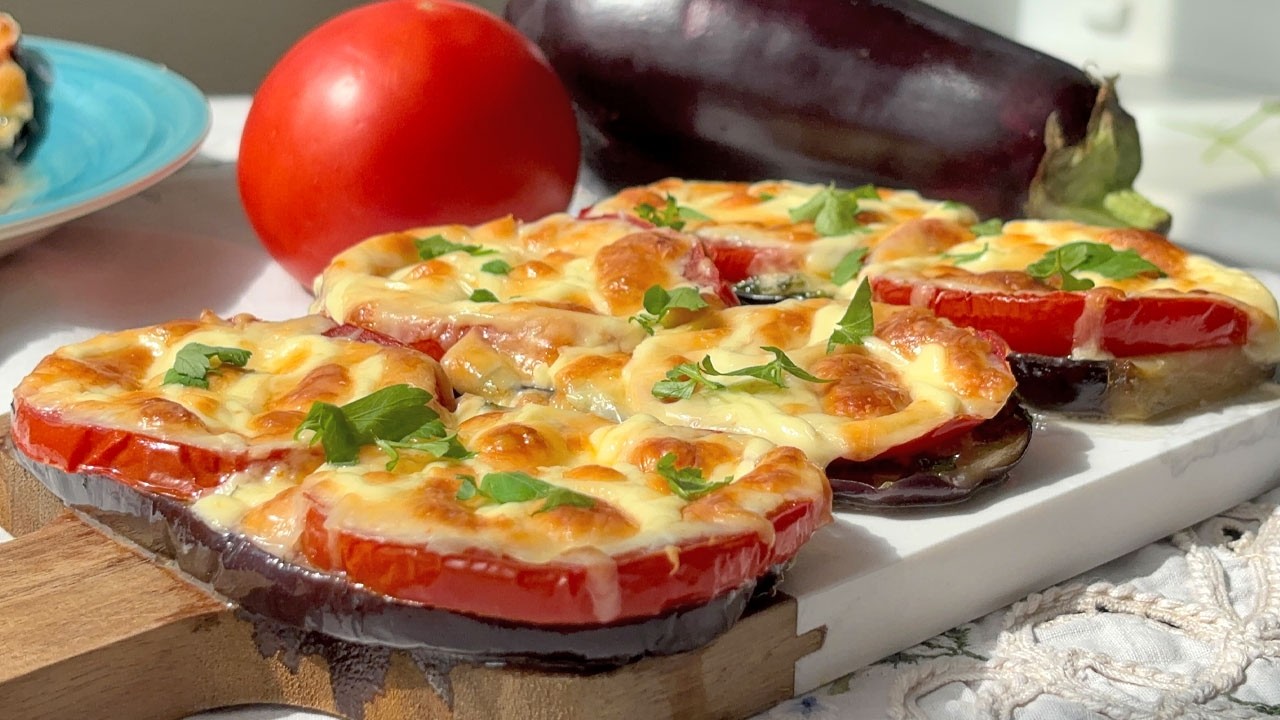 Lehtitaikinapiirakka tomaateilla, munakoisoilla ja juustolla: helppo ja herkullinen tapa syödä vihanneksia.