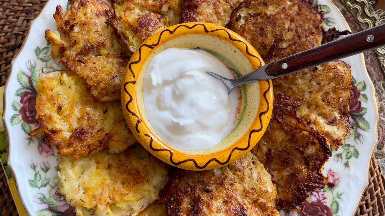 Perunapannukakkuja, jotka on täytetty leikattuun naudanlihaan ja piparjuurikastikkeeseen.