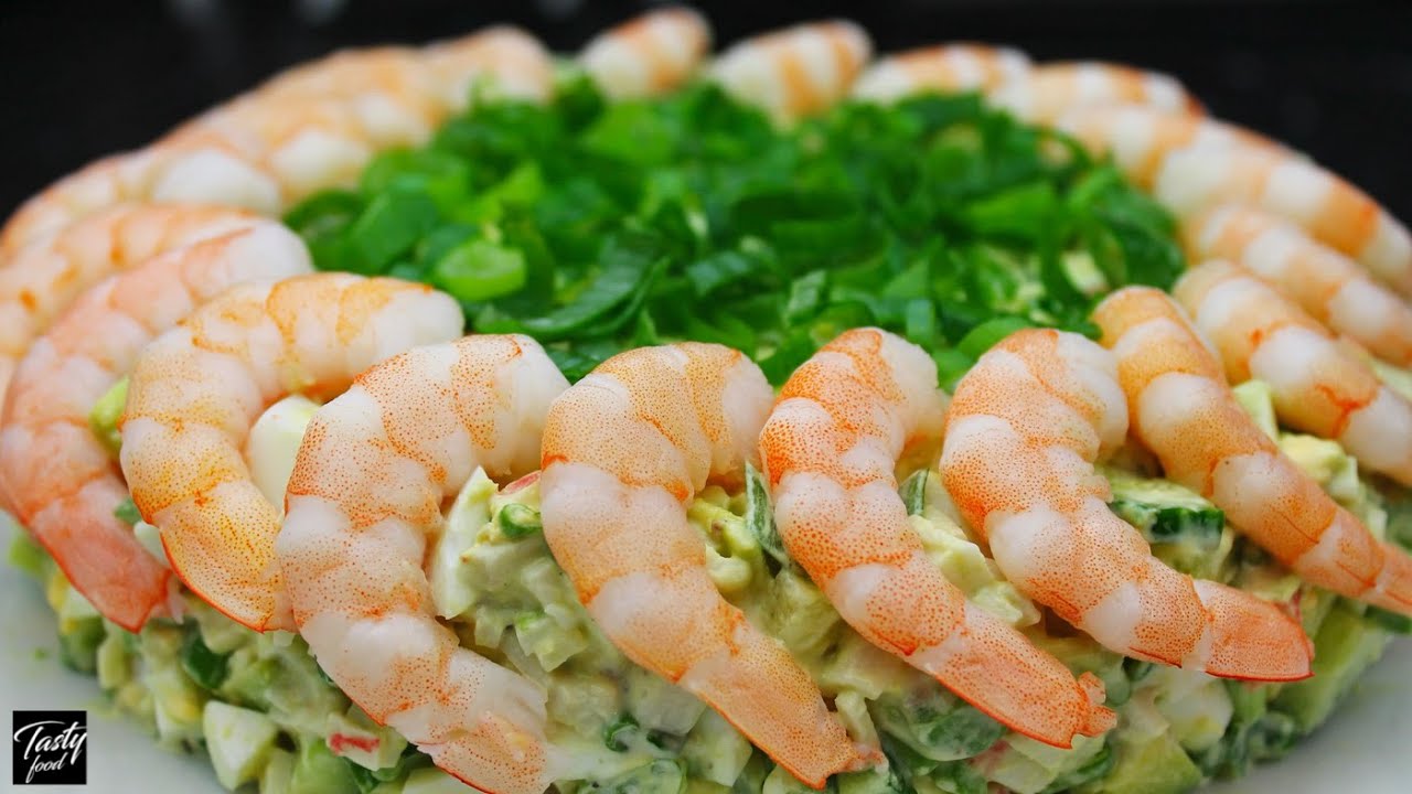 Näyttävä salaatti-rengas ”Meren ihme” katkaravuilla ja appelsiinilla — helppo valmistaa, näyttää upealta