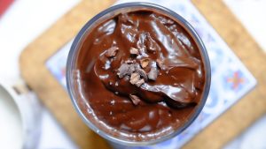 Jauho- ja sokeriton suklaapudding: valmis 30 minuutissa ja lopputulos on ilmava.