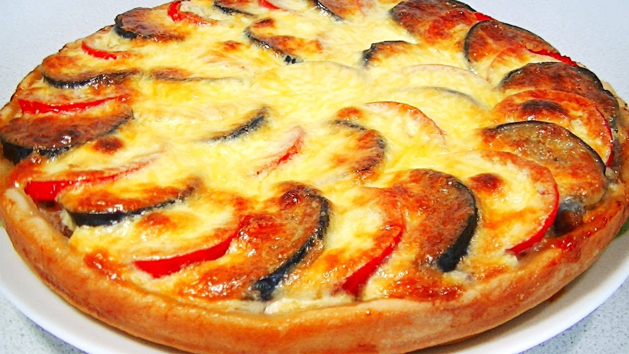 Lehtitaikinapiirakka tomaateilla, munakoisoilla ja juustolla: helppo ja herkullinen tapa syödä vihanneksia.