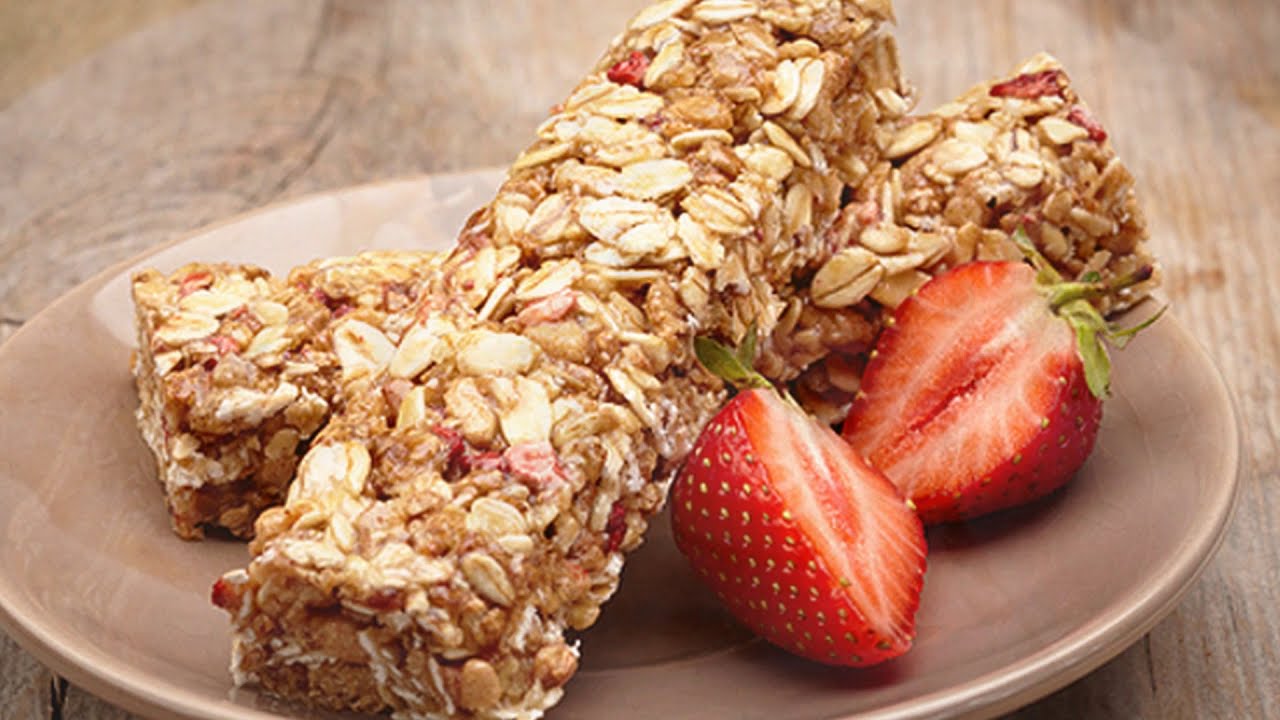 Tuoreet, gluteenittomat ja sokerittomat: miten valmistaa herkullisia mansikka-, vilja- ja suklaapatukoita.