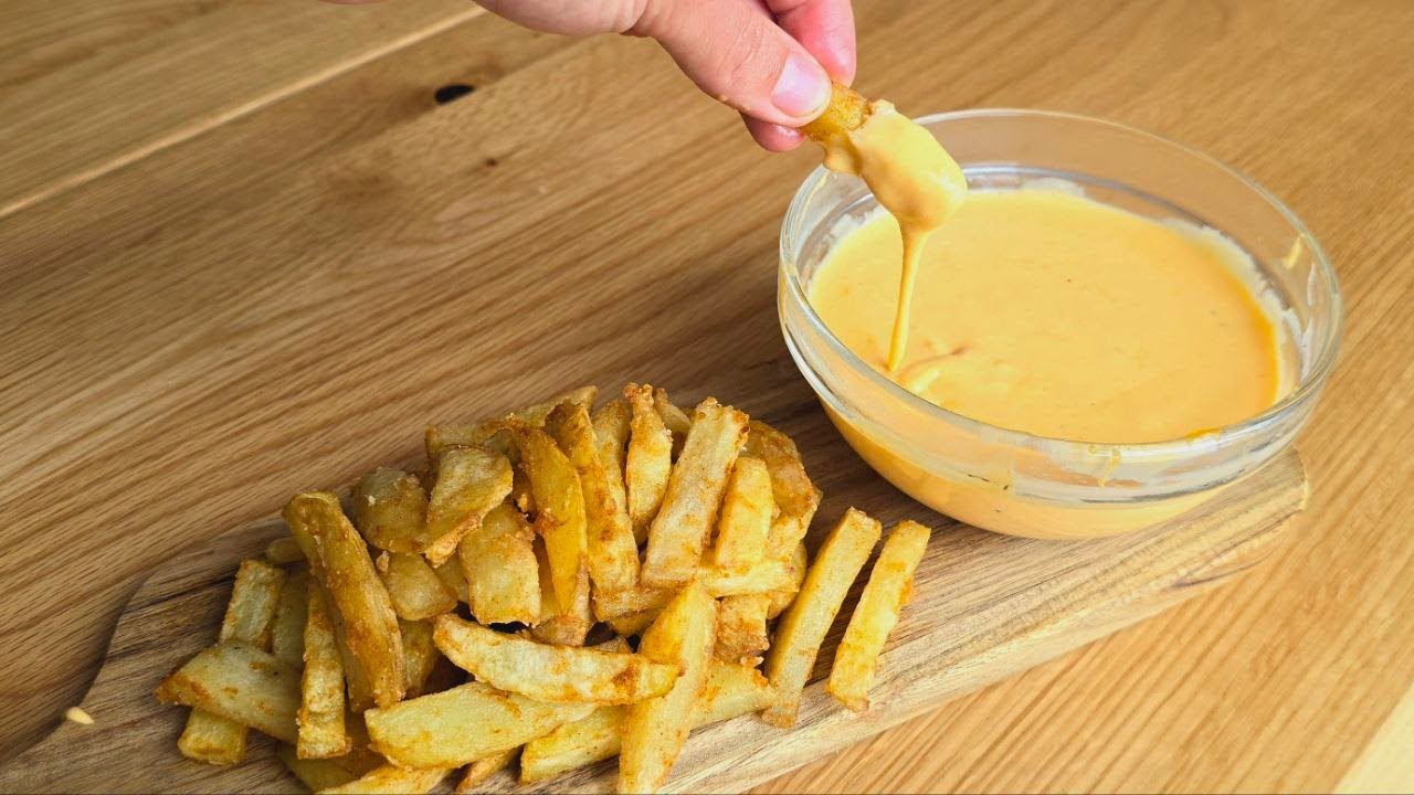 Vegaaninen cheddar-maustettu kastike, joka on erittäin helppo valmistaa ja sopii maitotuotteettomien ruokien maustamiseen.