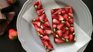 Tuoreet, gluteenittomat ja sokerittomat: miten valmistaa herkullisia mansikka-, vilja- ja suklaapatukoita.