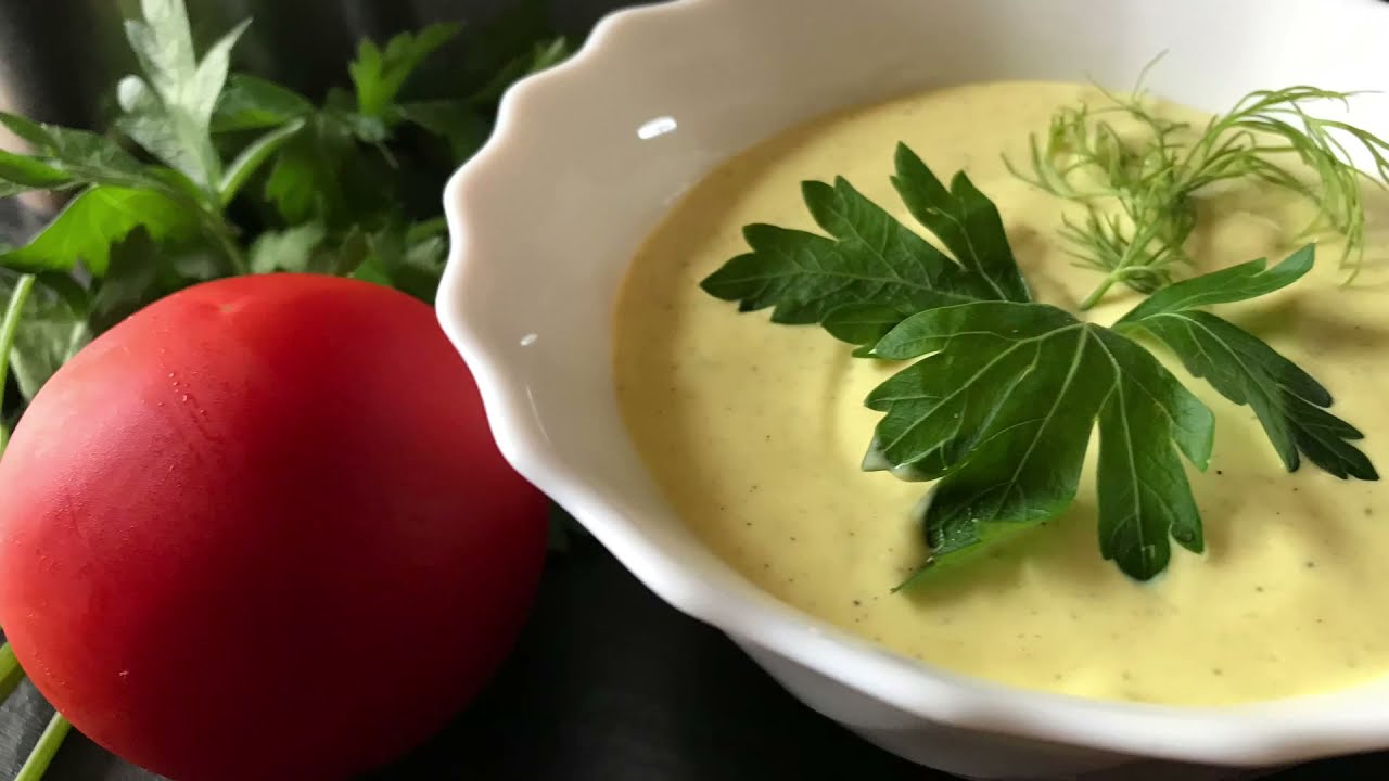 Vegaaninen cheddar-maustettu kastike, joka on erittäin helppo valmistaa ja sopii maitotuotteettomien ruokien maustamiseen.