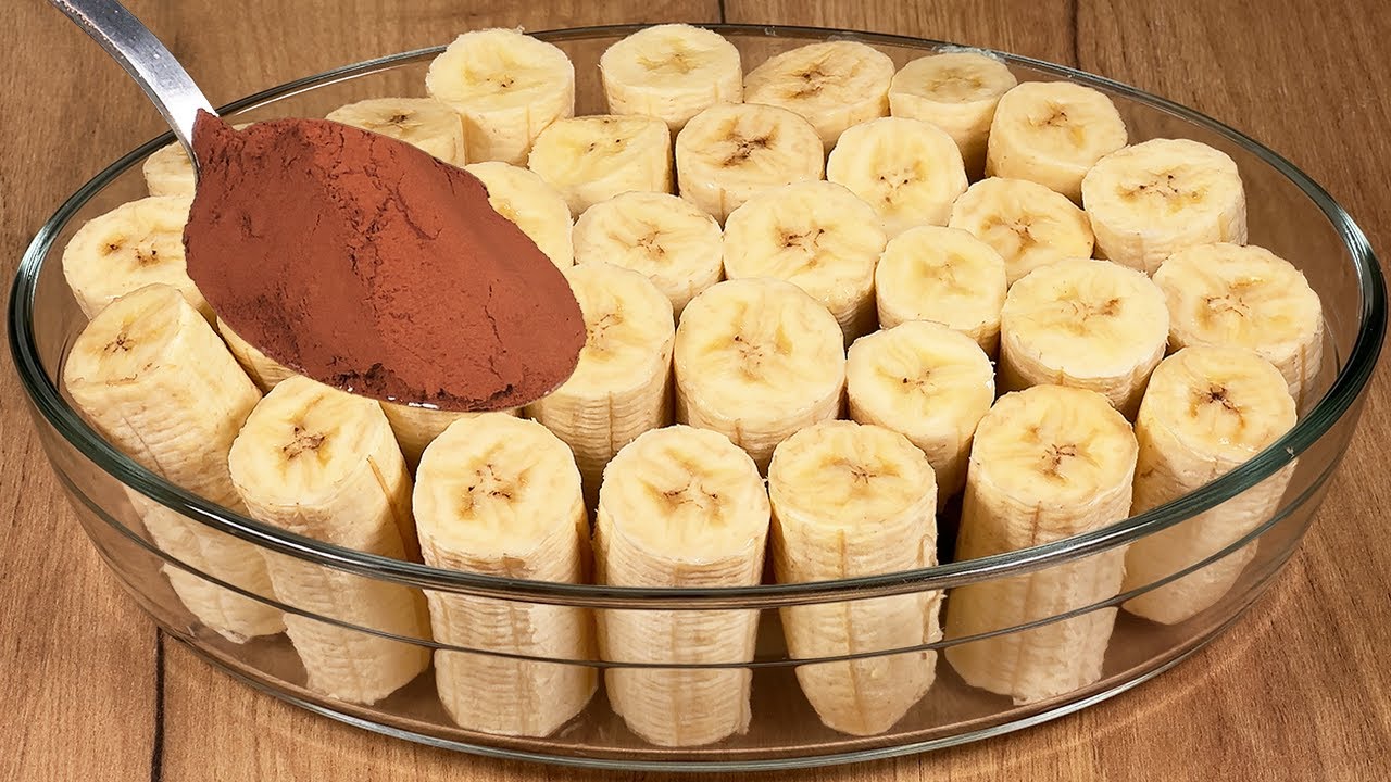 Sokerittomat mini-leivonnaiset ”Kuninkaallinen kakku”, jotka on valmistettu banaaneista ja munista, yllättävät kaikki 6. tammikuuta.