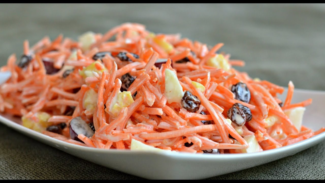 Raastan omenat, porkkanat ja piparjuuren, sitten lisään sokerin ja kermavaahdon. Tämä on täydellinen salaatti sunnuntai-lounaalle.