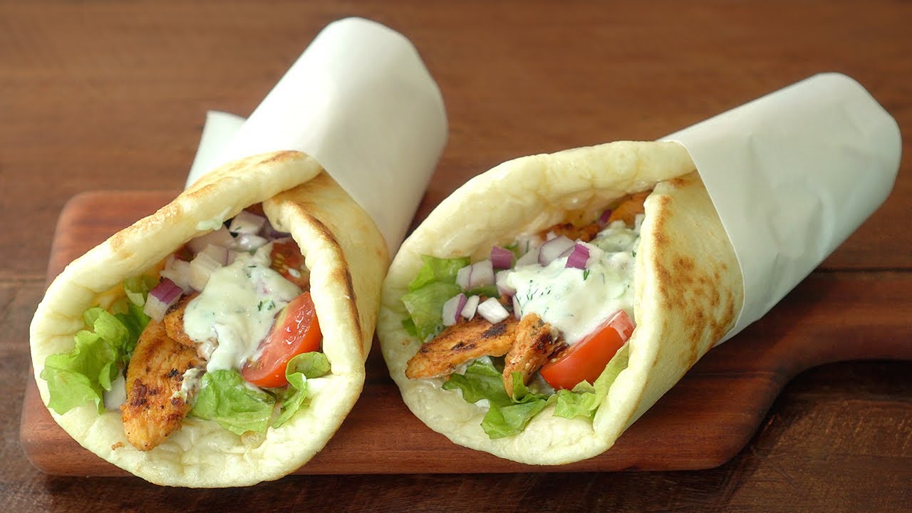 Kotitekoinen gyros tzatziki-kastikkeella, aito välimerellinen maku.