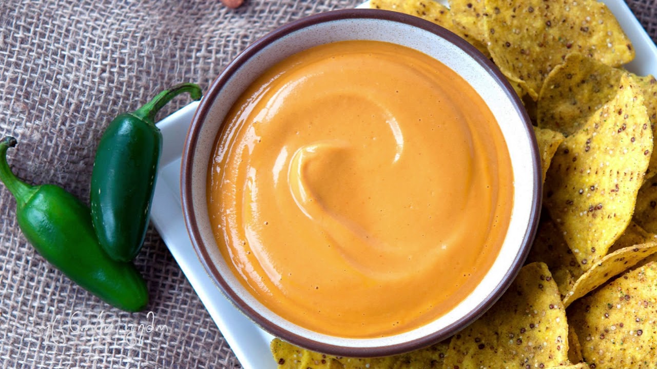 Vegaaninen cheddar-maustettu kastike, joka on erittäin helppo valmistaa ja sopii maitotuotteettomien ruokien maustamiseen.