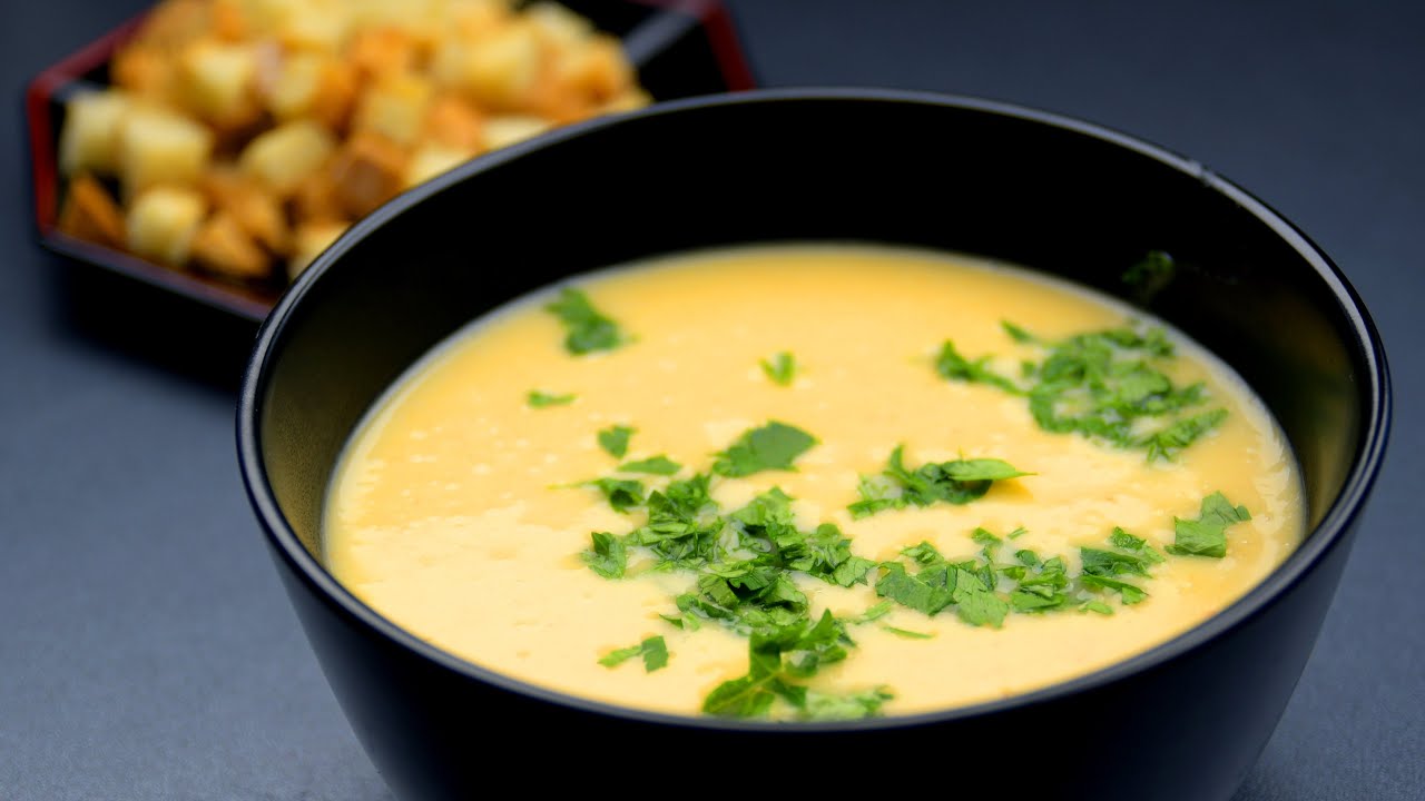 Kermainen peruna-sipulikeitto smetanan kanssa – juuri se tekee siitä erityisen kermaisen.