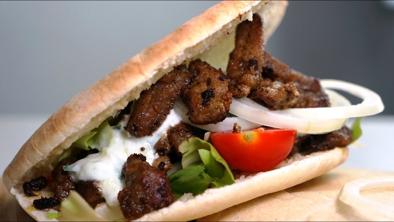 Kotitekoinen gyros tzatziki-kastikkeella, aito välimerellinen maku.