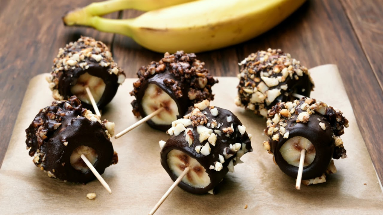 Jäädytetyt banaanikarkit: miten valmistaa terveellinen vähähiilihydraattinen välipala.