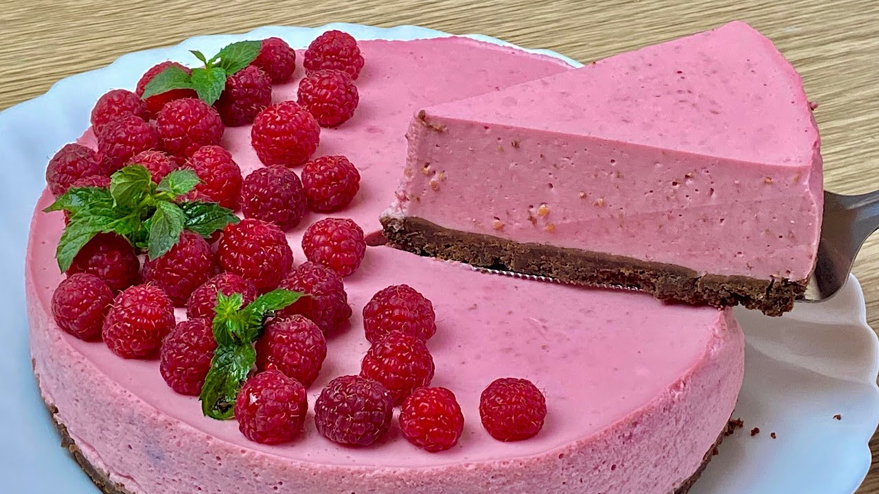 Leivottamaton juustokakku valkosuklaalla ja vadelmilla: täydellinen jälkiruoka, joka voidaan valmistaa etukäteen.