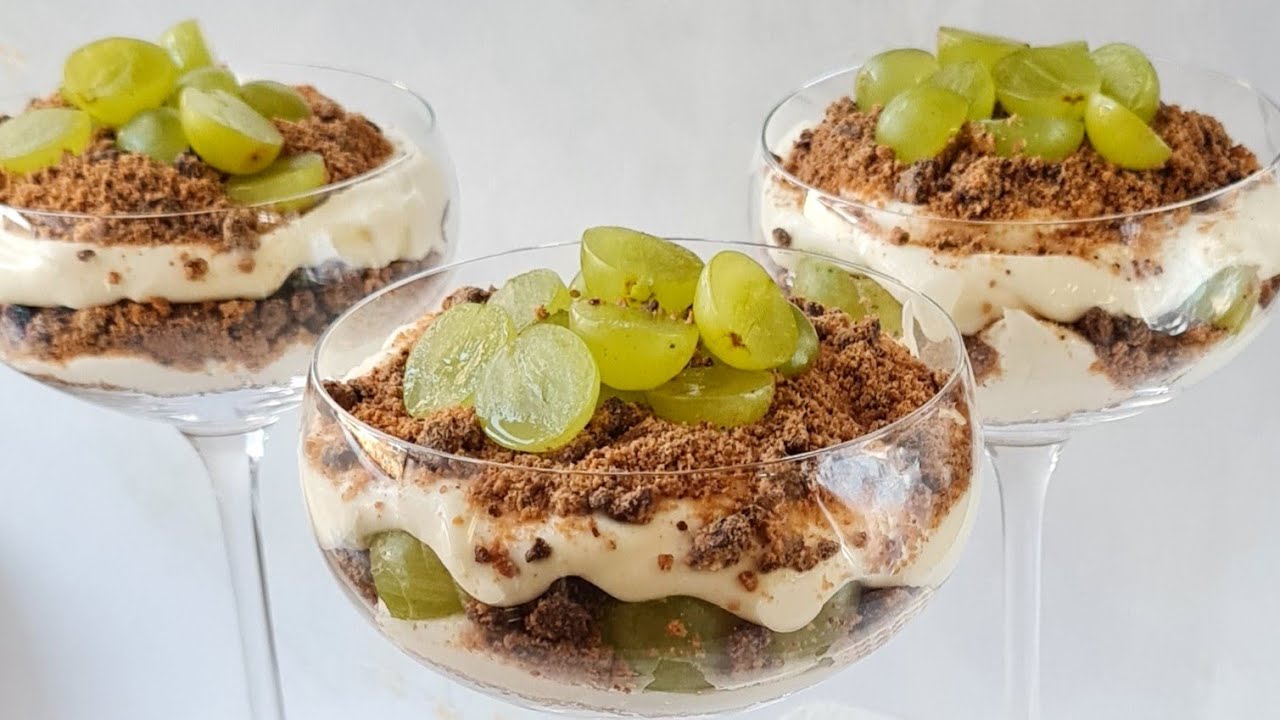 Karamellisoiduilla viinirypäleillä koristeltu juustokakku – makea jäähyväinen kuluneelle vuodelle.